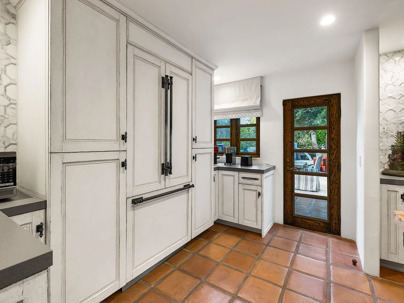 6 bed, 5822 sqft, $30,000 — Photo 2