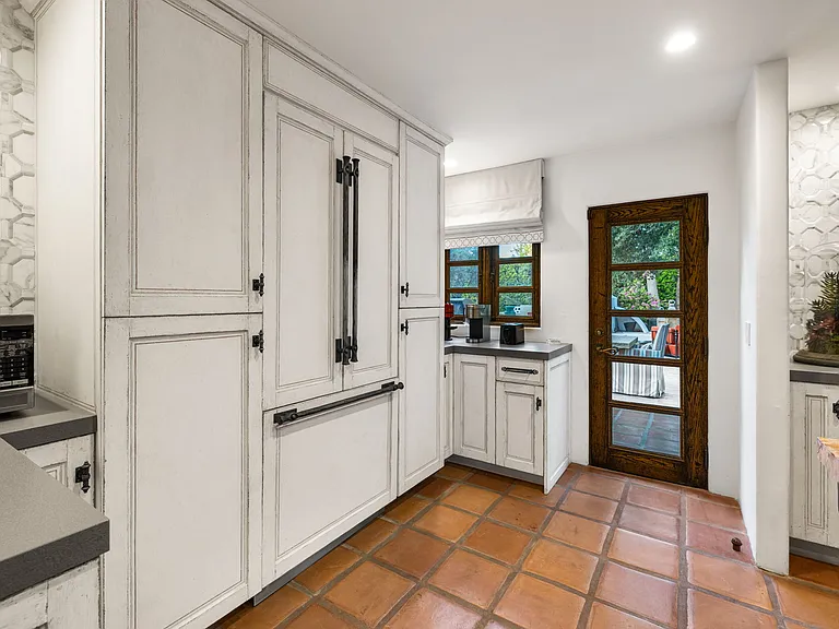 535 N Belardo Rd — Photo 2