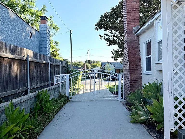 828 N Pass Ave — Photo 42