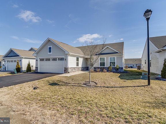 3rd image of 384 Windflower Dr