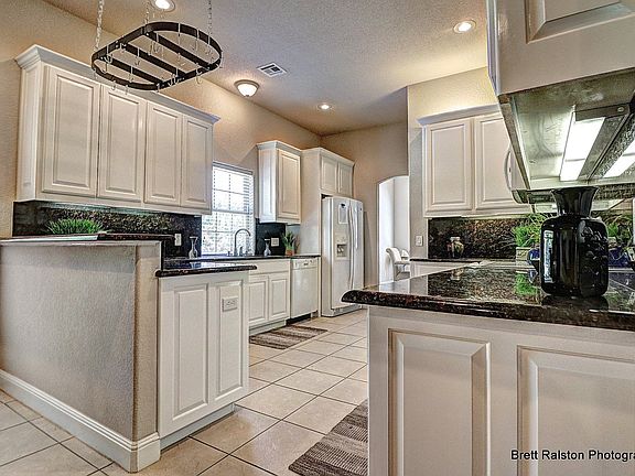5th image of 15 Marionet Ln