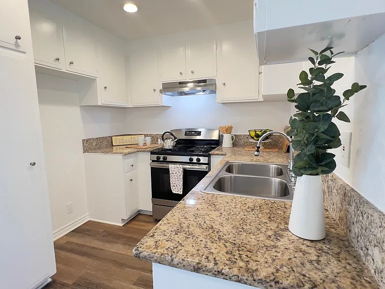 Downey North Apartments — Photo 16