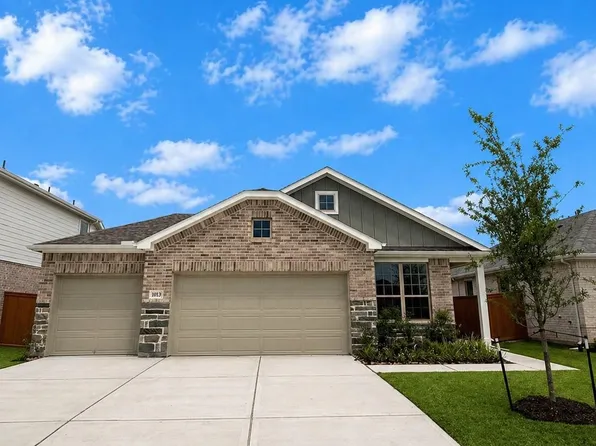 1013 S Oakhurst Dr, Dayton, TX 77535