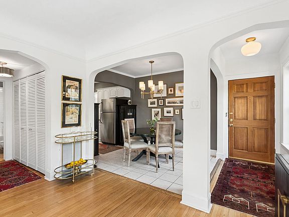 4th image of 1956 W Melrose St #202