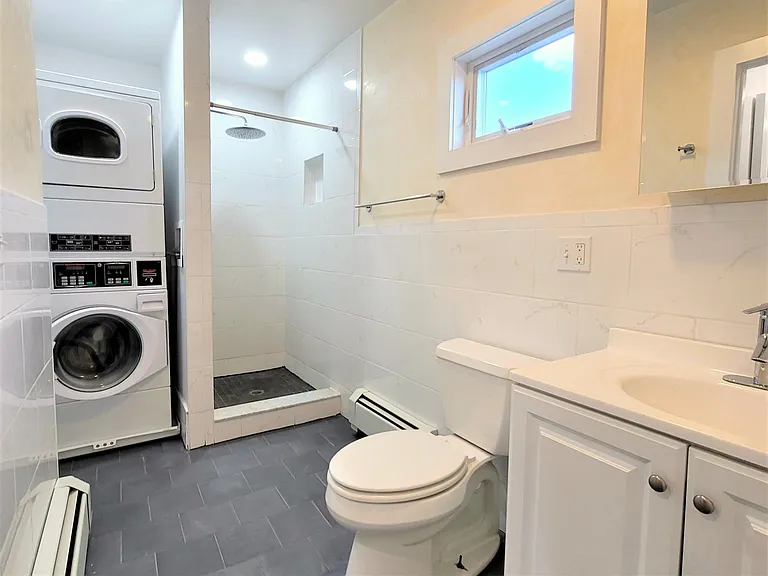 Main Bathroom 12'x5'