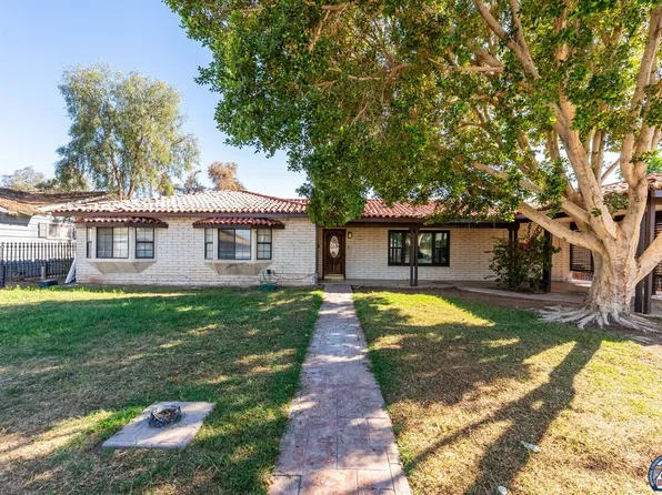 695 Desert Gardens Dr, El Centro, CA 92243