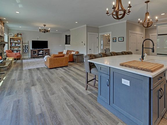 2nd image of 34 Stoneledge Cir #30