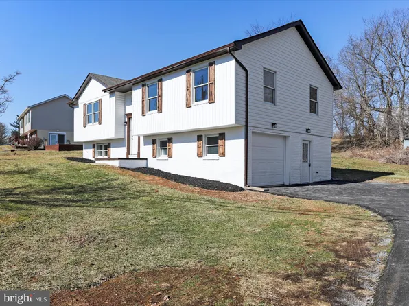 299 Palomino Pl, Charles Town, WV 25414