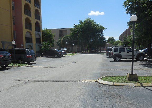 Exterior Neighborhood (street photo)