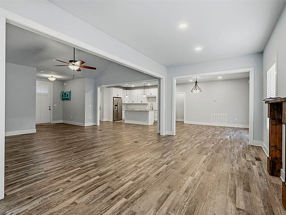 2nd image of 314 Oakridge Ln