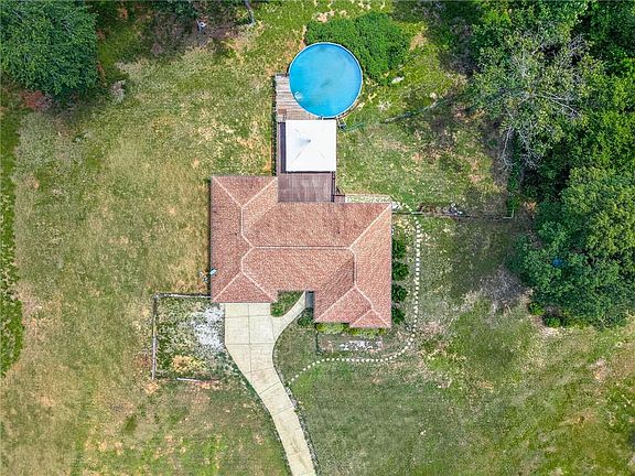 3rd image of 402 Renee Rd