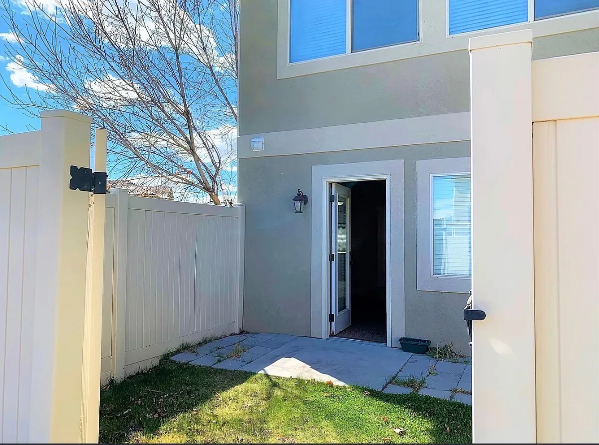 Building Photo - 211 S Tamarak Cir