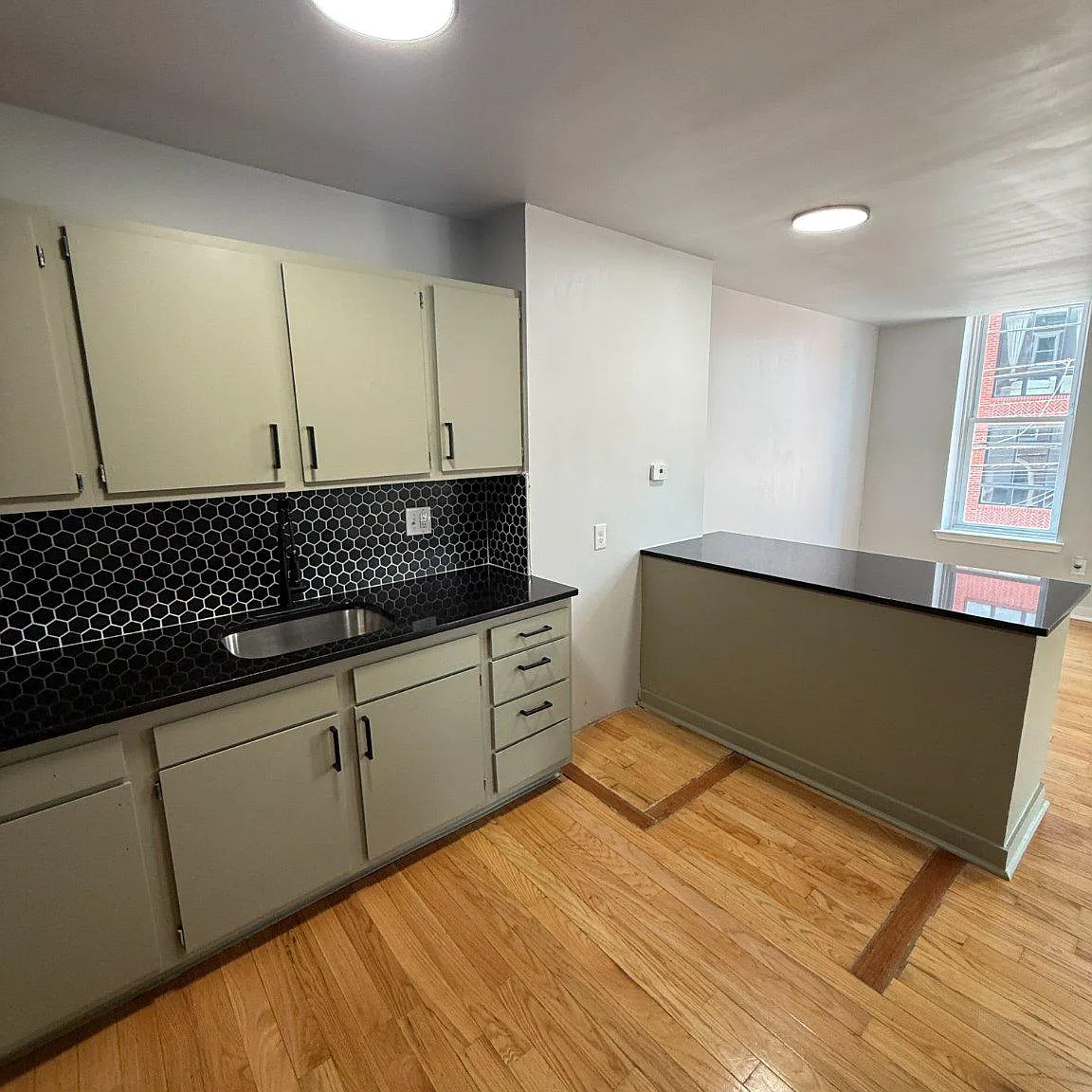 2 bed, 1.0 bath, 2646 sqft, $2,720 — Photo 4
