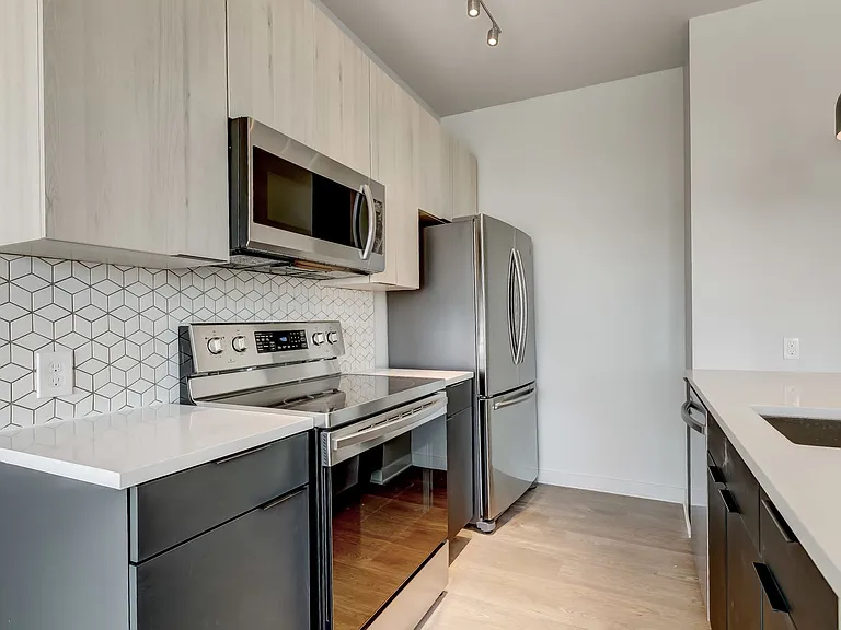 115 W Hamburg — Photo 32