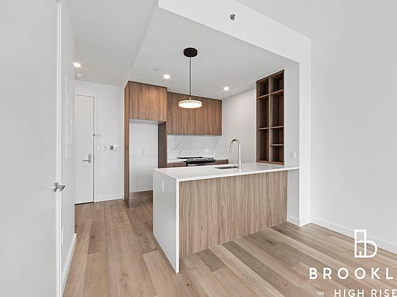 3rd image of 50 E 10th St #546