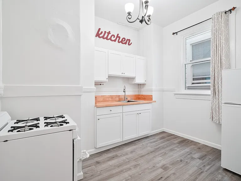 643 Oak St — Photo 1