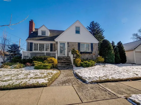 88 Pearsall Avenue, Lynbrook, NY 11563