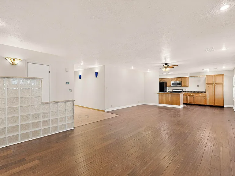 6500 Martin Ct NE — Photo 8