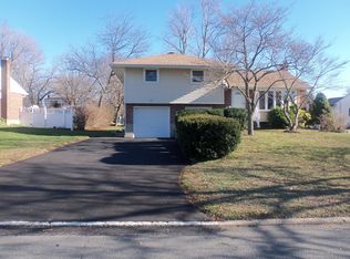 17 Poppy Ln, Commack, NY 11725
