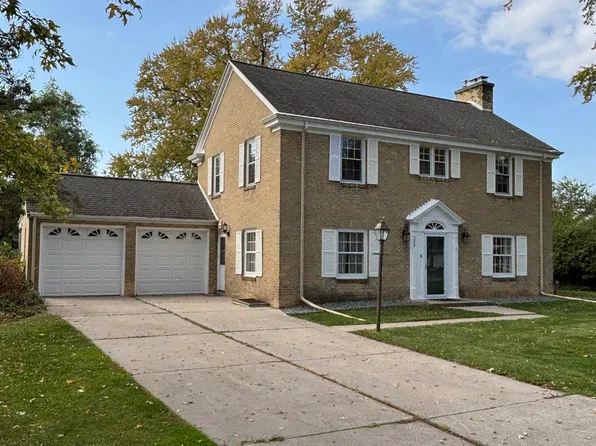 529 Arrowhead Dr, Green Bay, WI 54301