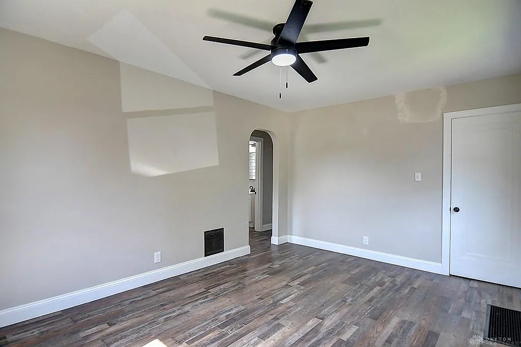 3 bed, 1.0 bath, 1300 sqft, $1,549 — Photo 4