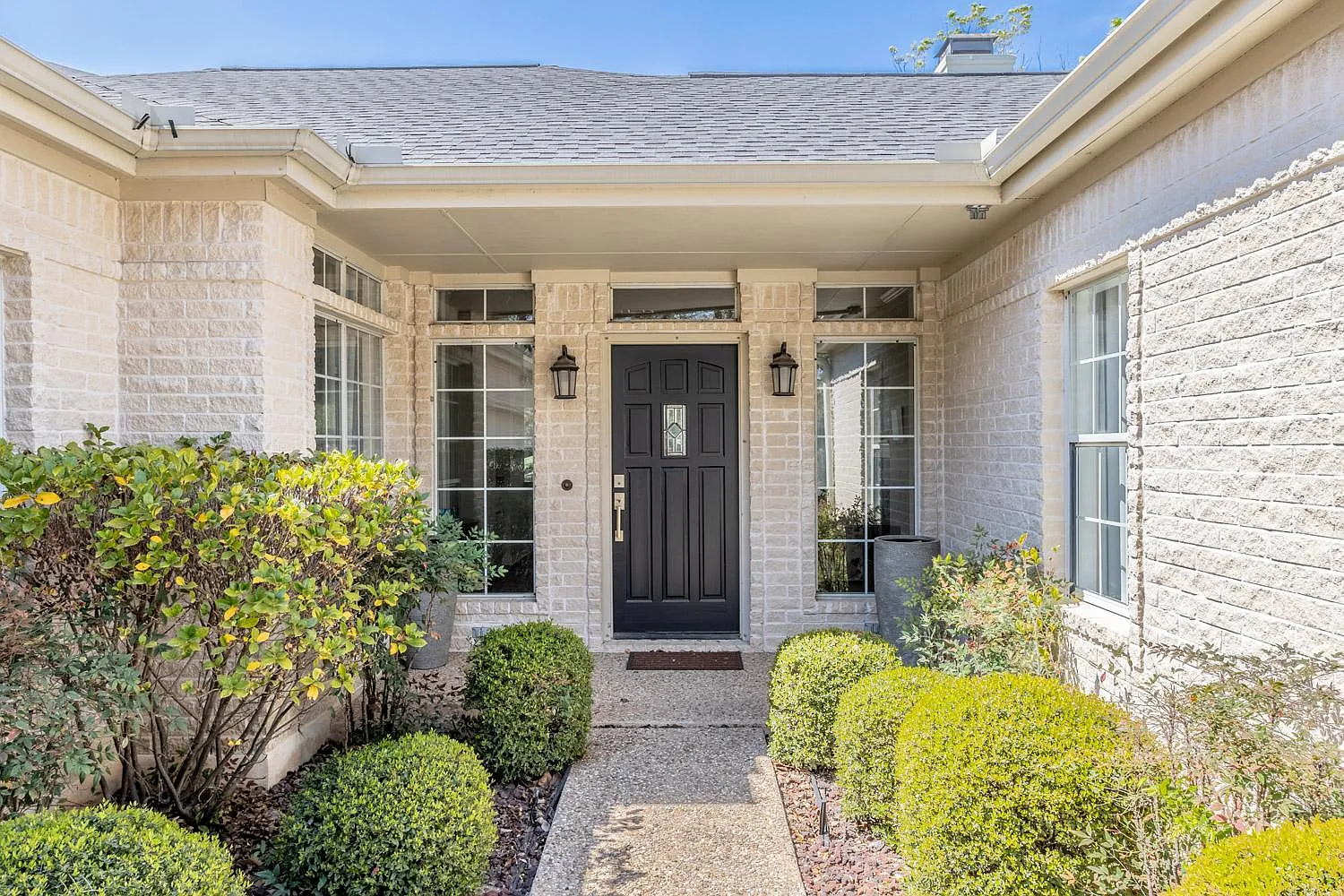 1413 Lakeway Dr — Photo 2