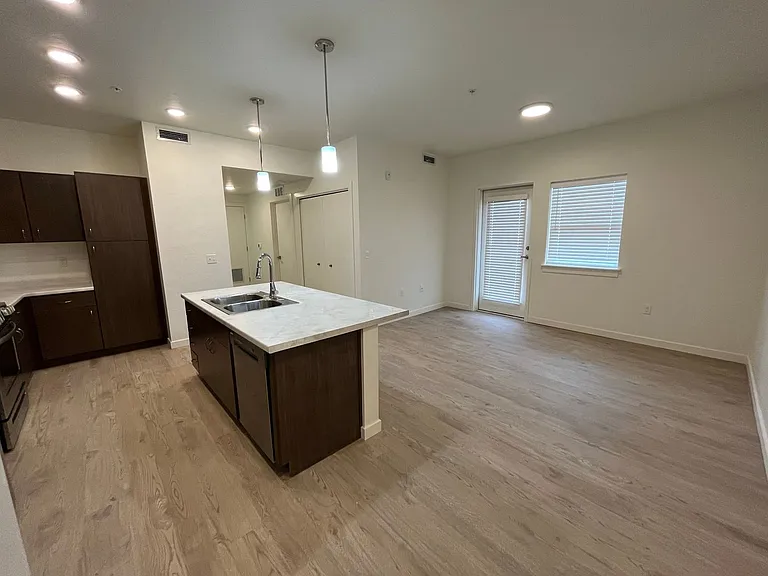 Lexington Sky Apartments — Photo 5