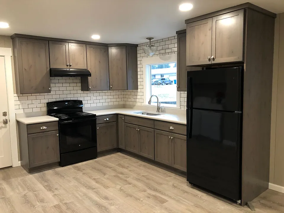 121 W Cedar St