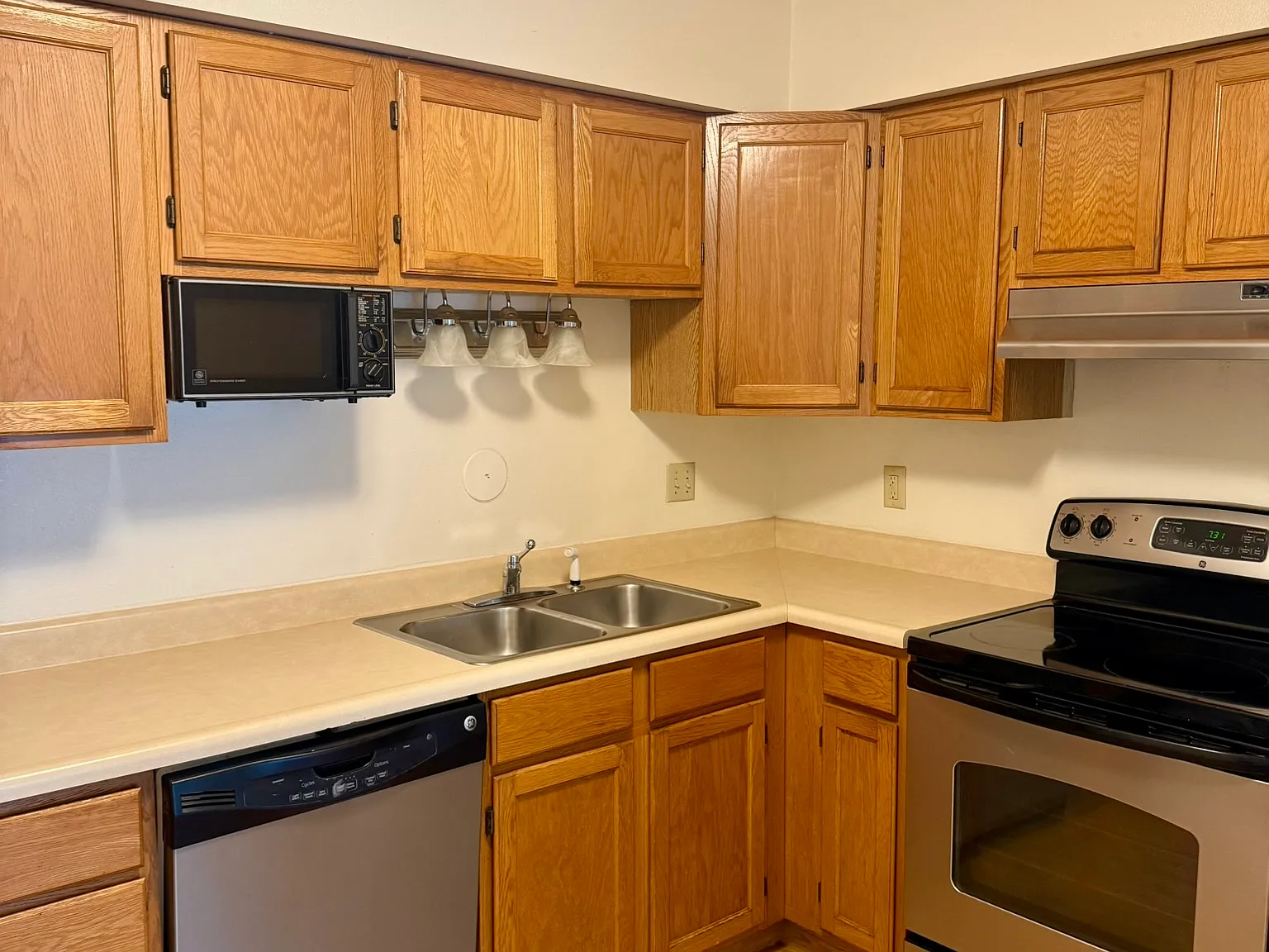 3 bed, $1,683 — Photo 2