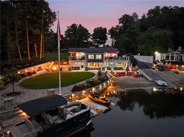 16 Countryside Dr, Johnston, RI 02919