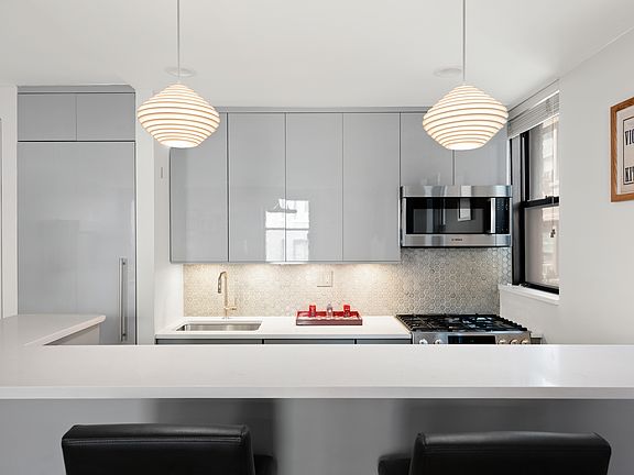 4th image of 340 W 55th St APT 5C
