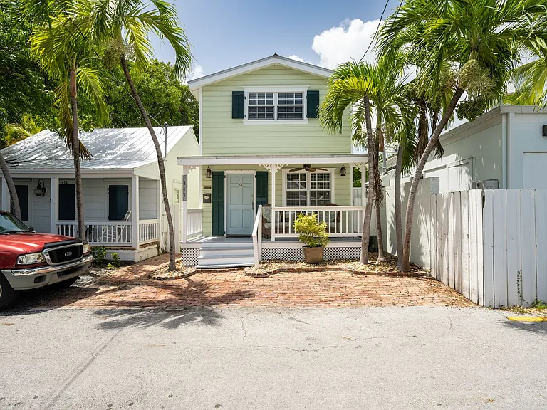 415 Julia St — Photo 31