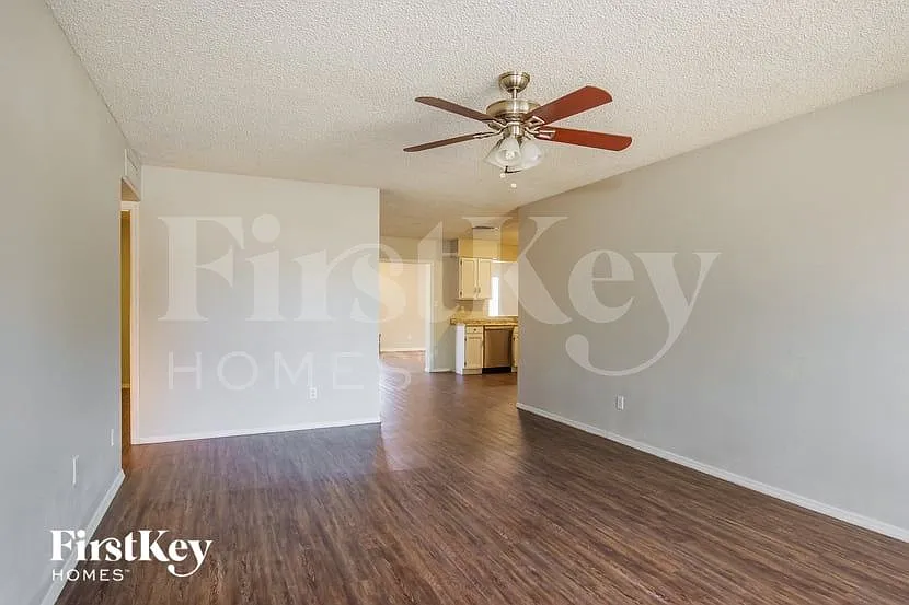 3 bed, 2.0 bath, 1628 sqft, $2,270 — Photo 3