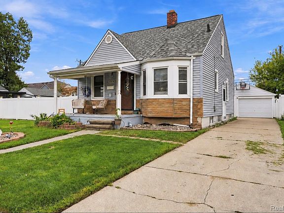 3rd image of 22376 Firwood Ave