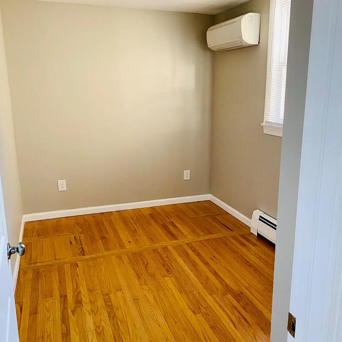 3 bed, 1.5 bath, 1040 sqft, $2,400 — Photo 4