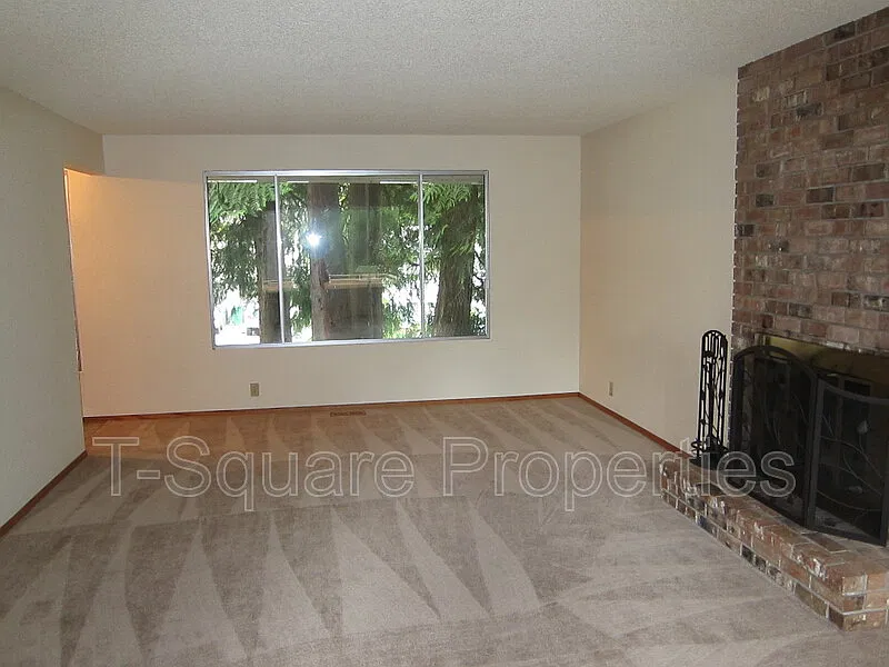 4 bed, 2.5 bath, 1900 sqft, $3,599 — Photo 4