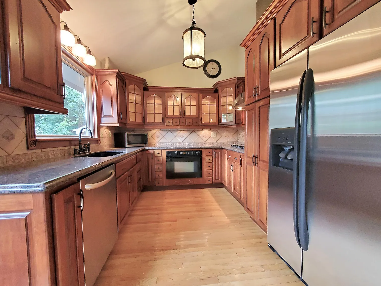 4 bed, 2500 sqft, $3,600 — Photo 3