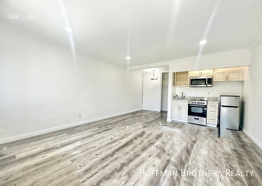 2nd image of 14026 Oxnard St #20