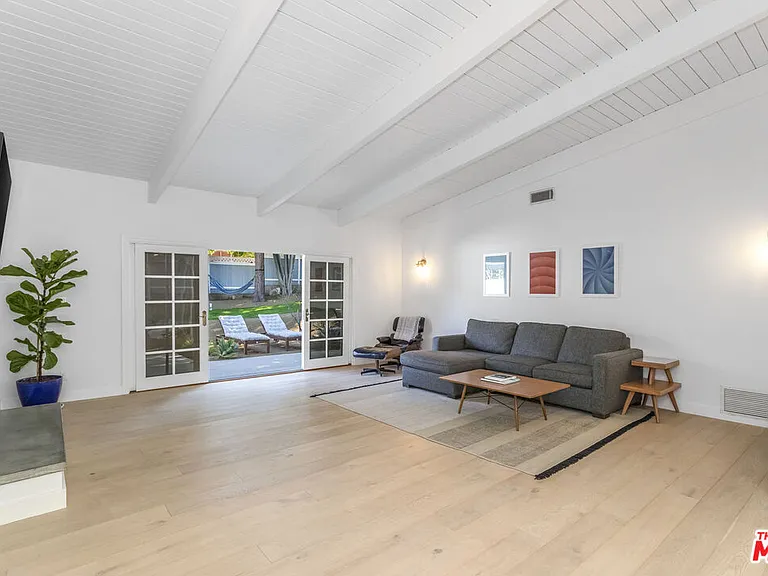 23826 Burbank Blvd — Photo 3