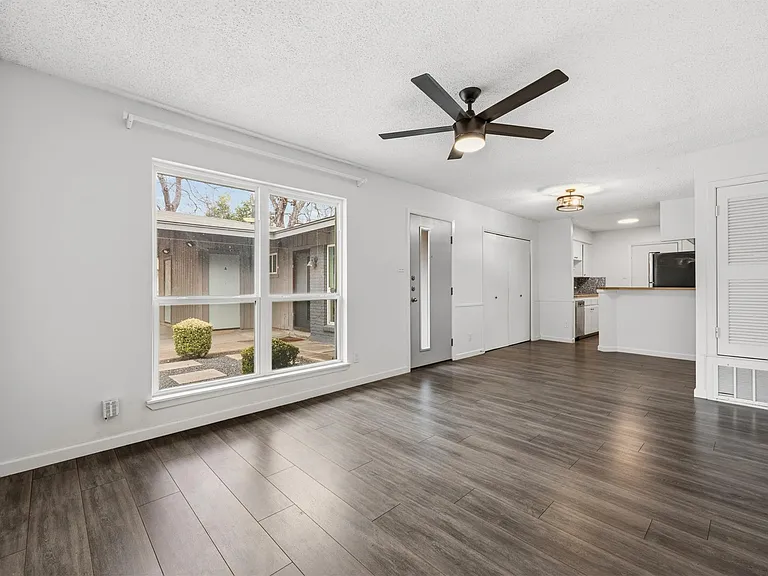 11301 Oakwood Dr #B — Photo 2