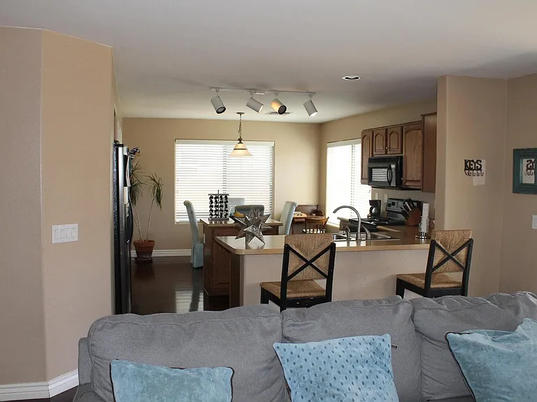 2421 W Silver Sage Ln — Photo 6
