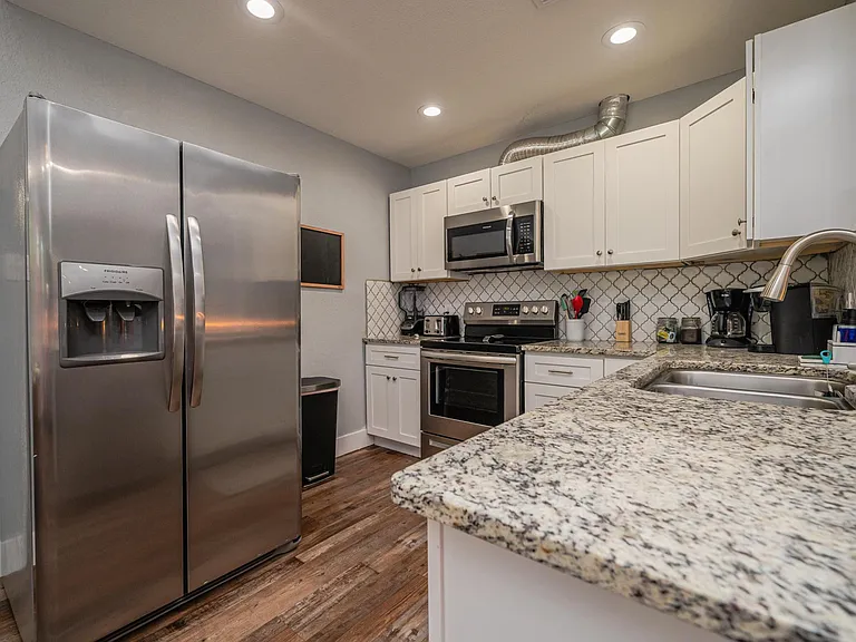 511 N Racine St — Photo 13