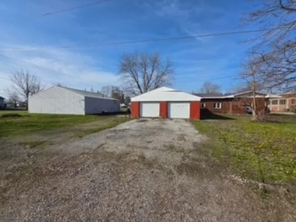 610 Hickory St, Edgewood, IL 62426