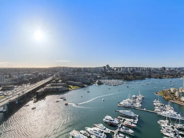 1033 Marinaside Cres #3307, Vancouver, BC V6Z 3A3