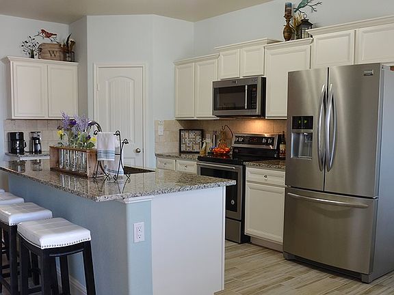 Kitchen island in Kaylee