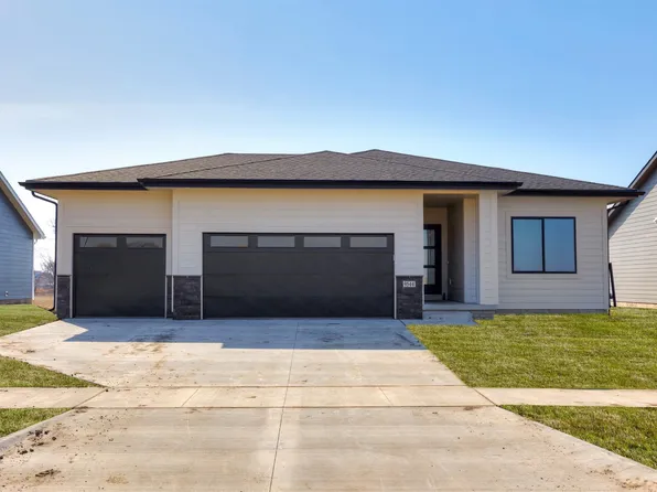 9544 NW 82nd Ave, Johnston, IA 50131