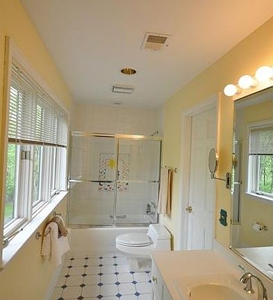 Bath serves 2 bdrms