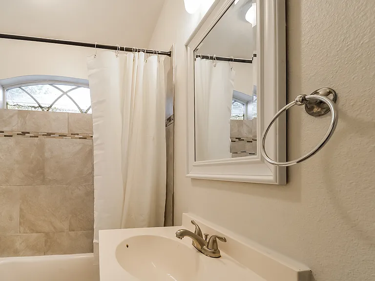 814 W College St — Photo 11