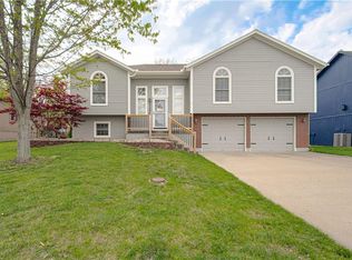 3128 SW Ragan Dr, Lees Summit, MO 64082