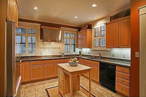 5th image of 15 Fontainebleau Dr